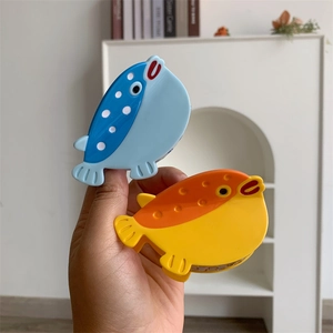 Détails des pinces à cheveux poisson avec pois bleus et finitions en acétate orange