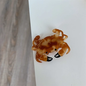 Détail de la pince à cheveux crabe en motif écaille de tortue et lignes dorées