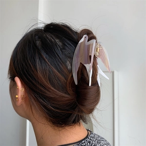 Pince à cheveux élégante en forme d'hirondelle avec finition nacrée en dégradé