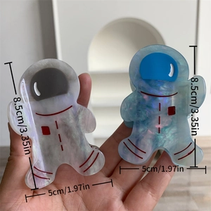 Détail des pinces à cheveux astronaute en acétate blanc perle et bleu avec les dimensions