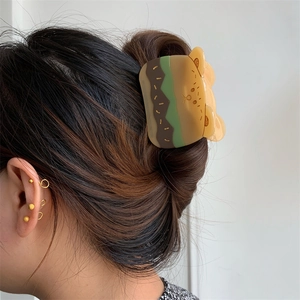Pinza para el pelo de acetato con diseño de ratón hamburguesa vista de lateral