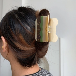 Detalle de una pinza para el pelo de acetato estilo hamburguesa en el cabello