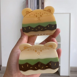 Detalle de la pinza para el pelo con forma de hamburguesa de oso en acetato veteado