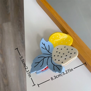 Pince à cheveux fraise tricolore avec feuilles bleues et finition en acétate crème