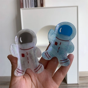 Détails des pinces à cheveux astronaute en acétate blanc perle et bleu au fini nacré brillant