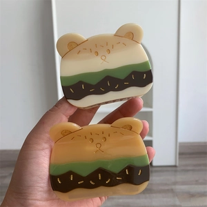 Primer plano de pinzas para el cabello de oso con diseño de hamburguesa en acetato