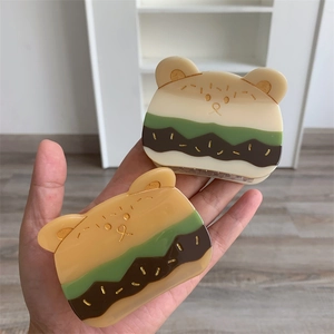 Detalle de pinza para el cabello con forma de oso, colores de hamburguesa y acetato