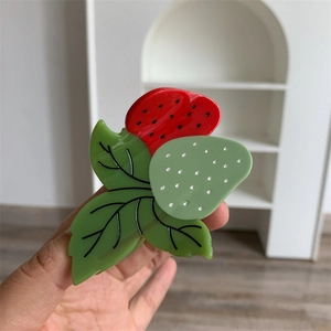 Pince à cheveux fraise moyenne en acétate rouge et vert au fini brillant élégant