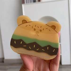 Vista detallada de la creativa pinza de pelo de oso hamburguesa en material de acetato