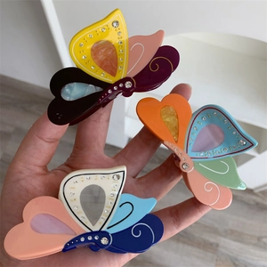 Detailansicht der Schmetterling-Haarklammern mit bunten Acetat-Mustern und funkelnden Steinen
