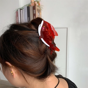 Pinza per capelli a forma di squalo balena in acetato rosso scuro indossata da modella