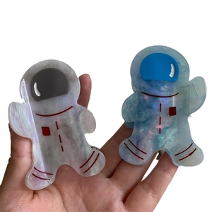 Pinces à cheveux en acétate en forme d'astronaute avec finition nacrée et détails rouges