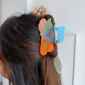 Bunte Schmetterlings-Haarklammer aus Acetat mit Strasssteinen am Haar präsentiert