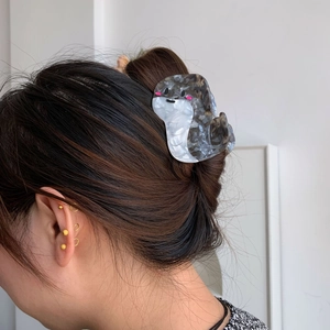 Simpatica molletta per capelli a forma di foca in acetato con motivo marmorizzato grigio