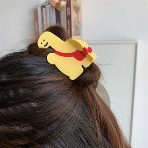 Vue détaillée d'une pince à cheveux girafe mignonne fixant un chignon brun au quotidien