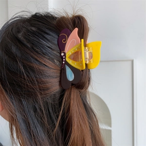 Bunter Schmetterling-Haarclip aus Acetat mit Strasssteinen am Modell von hinten