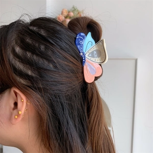 Detail der bunten Schmetterlings-Haarklammer aus Acetat mit Strasssteinen am Haar