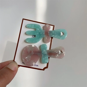 Dettaglio mollette creative in acetato a forma di cucchiaio e forchetta con strass