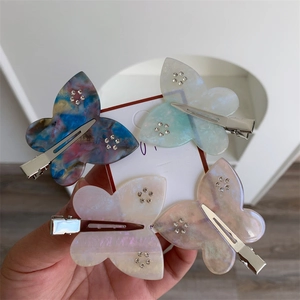 Set di quattro fermagli per capelli a farfalla con strass e motivi marmorei in vari colori