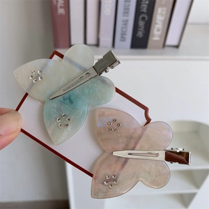 Set di fermagli per capelli a farfalla rosa e blu con trama marmorea ed eleganti strass