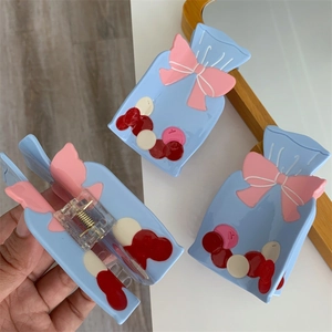 Pince à cheveux bleue en forme de sac avec nœud rose et motifs cerise mignons
