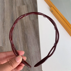 Detail view of the wine red double-layered headband with interior hair-gripping teeth