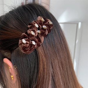 Barrette élégante en velours marron foncé avec strass marquise brillants sur cheveux
