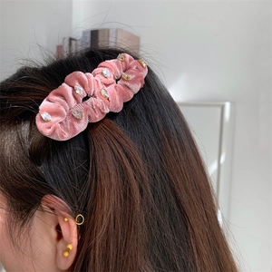 Barrette à cheveux en velours rose plissé ornée de strass blancs étincelants
