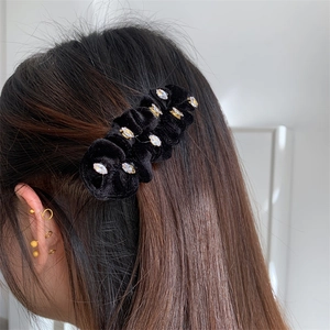 Barrette élégante en velours noir plissé ornée de strass brillants pour femmes