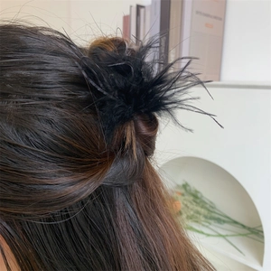 Pince à cheveux élégante en plumes noires pour coiffures demi-attachées à l'arrière