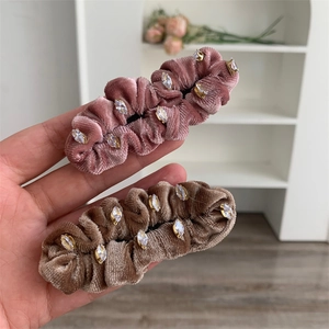 Détail de pinces à cheveux en velours plissé avec strass marquise rose et café