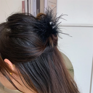 Pince à cheveux élégante en plumes noires pour une coiffure demi-attachée chic vue
