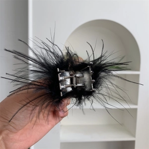 Pince à cheveux élégante avec plumes noires et ressort en métal argenté pour femme