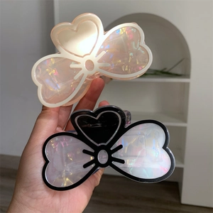 Lot de deux pinces à cheveux en acrylique irisé de couleur rose crème et noir et blanc