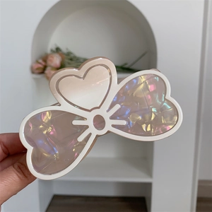 Détail d'une grande pince à cheveux en acrylique irisé avec finition nacre élégante