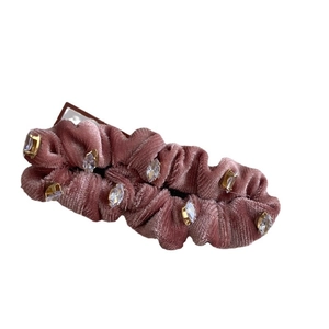 Chouchou élégant en velours vieux rose avec strass marquise brillants et montures dorées