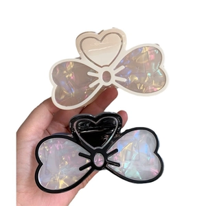 Pinces à cheveux double couche en acrylique noir et crème avec pétales de cœur aurore