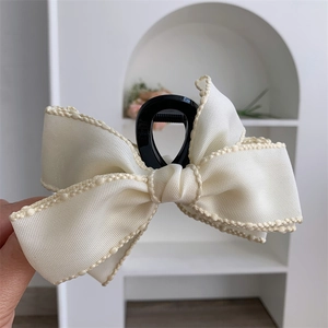 Grande pince à cheveux élégante avec nœud en maille blanche et griffe en résine noire