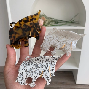 Trois pinces à cheveux léopard en acétate avec motifs écaille et pierre polie