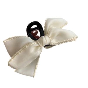 Pince à cheveux élégante avec nœud en maille blanche et bordure en perles pour femmes