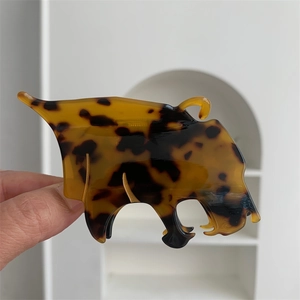 Vue détaillée de la pince à cheveux léopard en acétate avec motif écaille de tortue chic