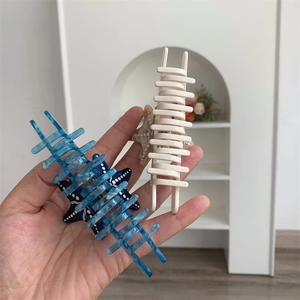 Dettaglio delle pinze per capelli a forma di stella marina in acetato con venature