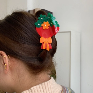 Molla per capelli floreale in acetato con strass indossata per un look elegante