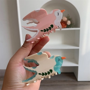 Détails des pinces à cheveux en forme d'oiseau en acétate rose et bleu