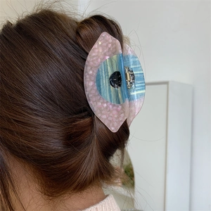 Pince à cheveux en acétate rose et bleu au fini marbré et design moderne en forme d'œil