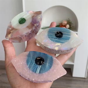 Trois pinces à cheveux en acétate en forme d'oeil avec détails de cils et pupilles