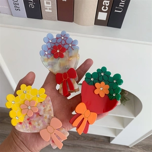Dettaglio di fermagli per capelli a forma di fiore in acetato con strass scintillanti