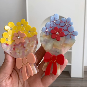 Dettagli dei fermagli per capelli a forma di fiore in acetato con strass centrali