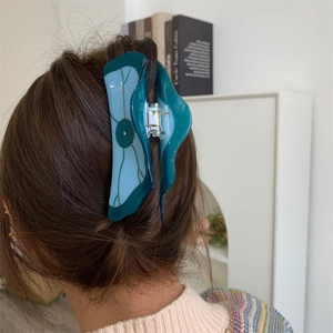 Grande pince à cheveux en acétate avec design de lotus et finition bicolore
