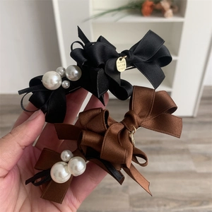 Elegant bow hair clips with pearls in black and brown styles for women's hairstyling